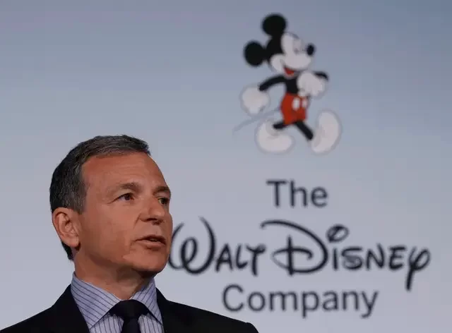 A maldição da sucessão: o que causou <br>a saída de Chapek da Disney — e a volta de Iger.