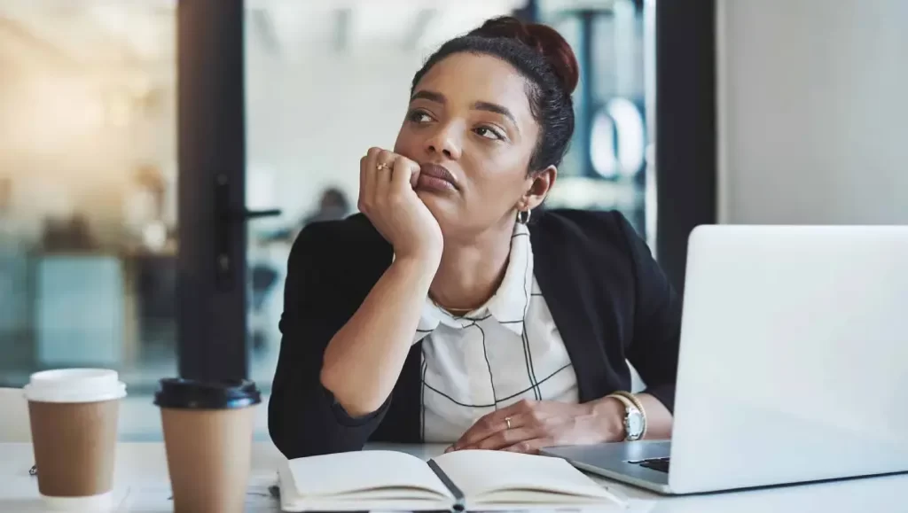 Por que tão Quieto? Quebrando o Tabu do Silêncio no Local de Trabalho