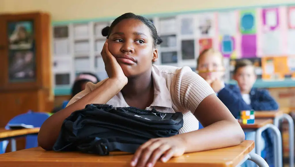 Escolas de Ensino Básico Sofrem para Preparar e Empolgar a Geração Z a Aprender