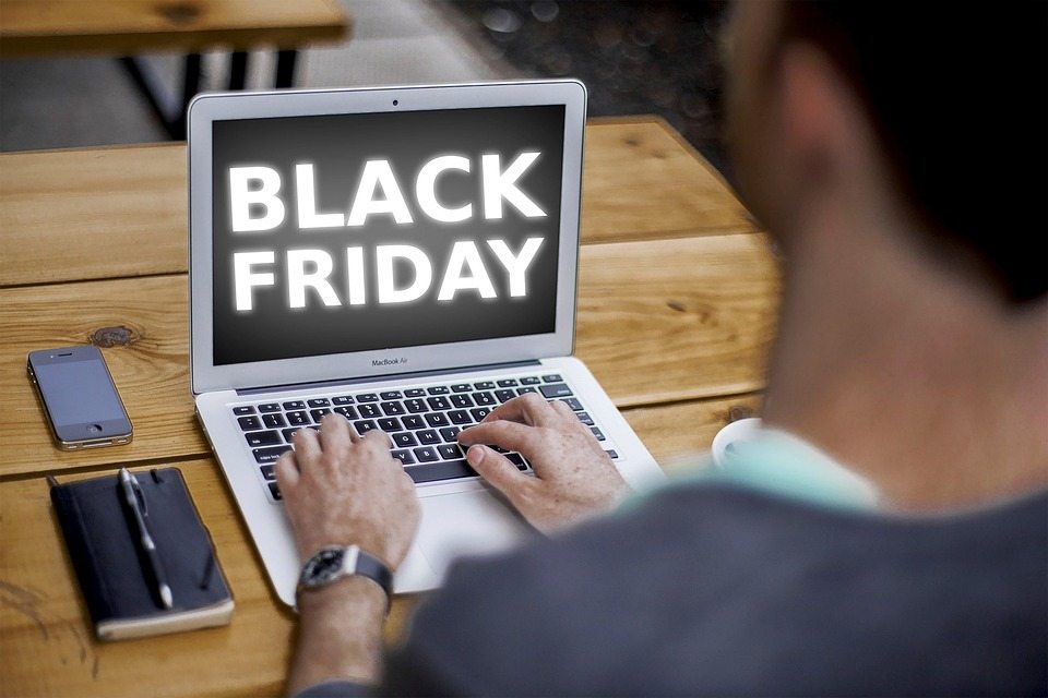 Consultora dá dicas para ‘encantar’ clientes na Black Friday