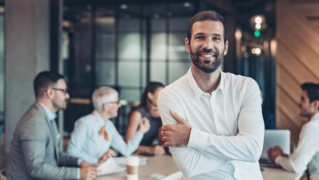 Líder sorrindo durante uma reunião com a equipe